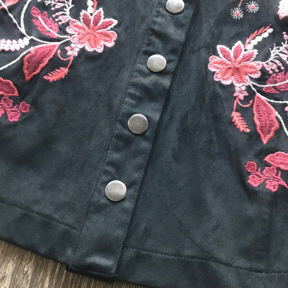SOLD ✨ Francesca’s Floral Embroidered Suede Skirt - Picture 2 of 7